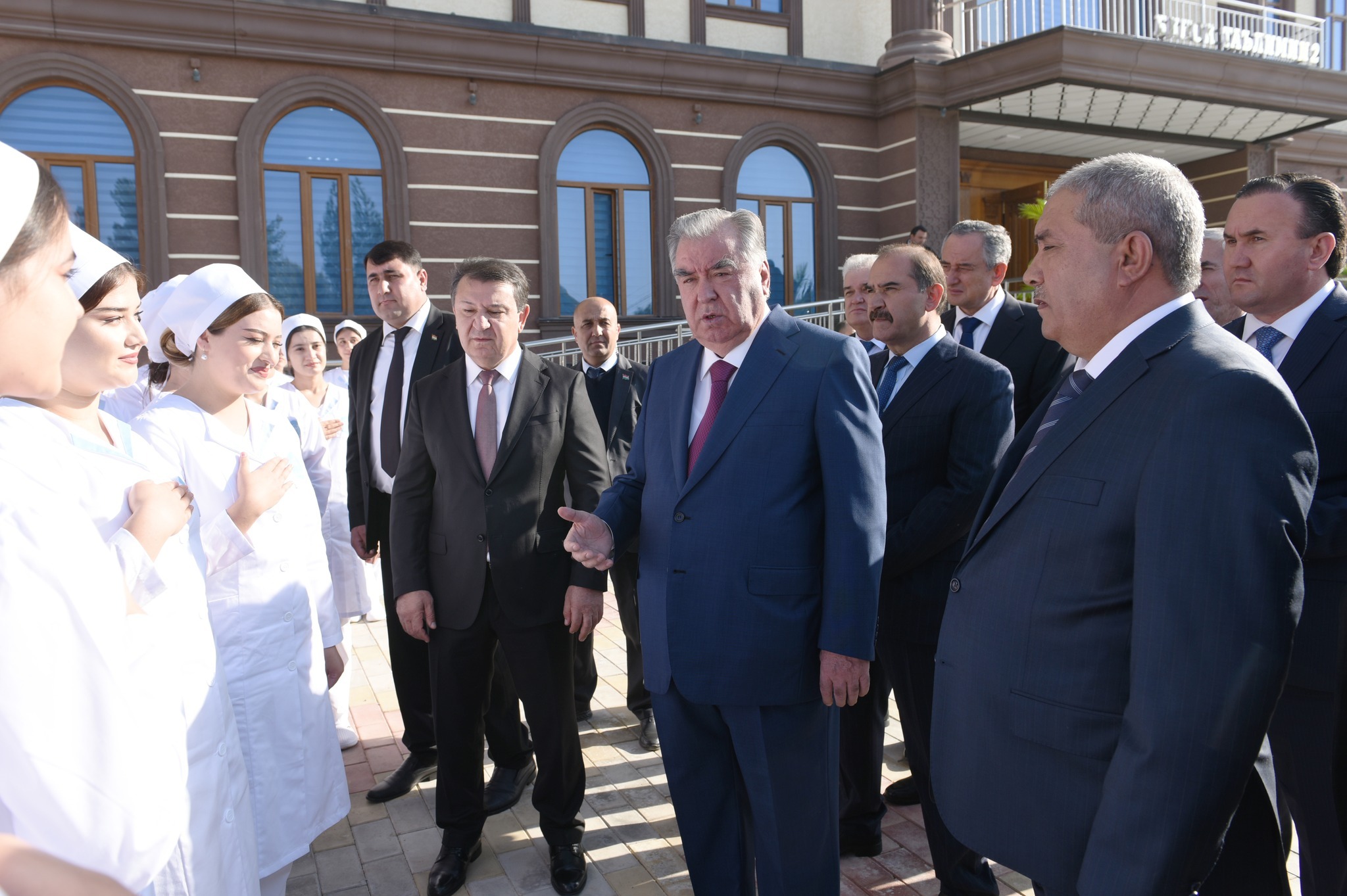 ПЕШВОЗИ ПЕШВОИ МИЛЛАТ, АСОСГУЗОРИ СУЛҲУ ВАҲДАТИ МИЛЛӢ, ПРЕЗДИЕНТИ ҶУМҲУРИИ ТОҶИКИСТОН МУҲТАРАМ ЭМОМАЛӢ РАҲМОН ДАР ДОНИШГОҲИ ДАВЛАТИИ ТИББИИ ХАТЛОН (23.10.2025)
